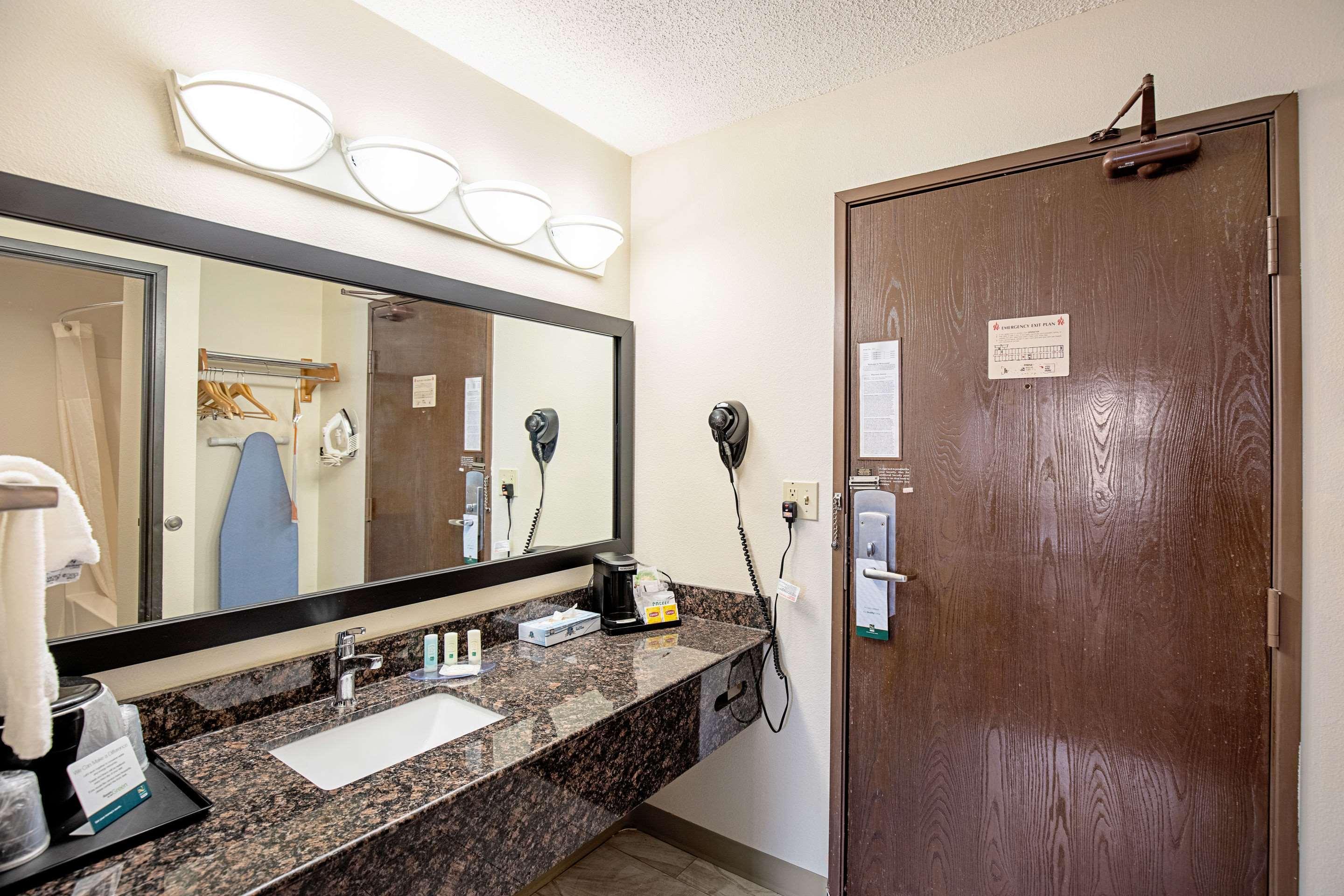 Quality Inn & Suites Milwaukee Zewnętrze zdjęcie
