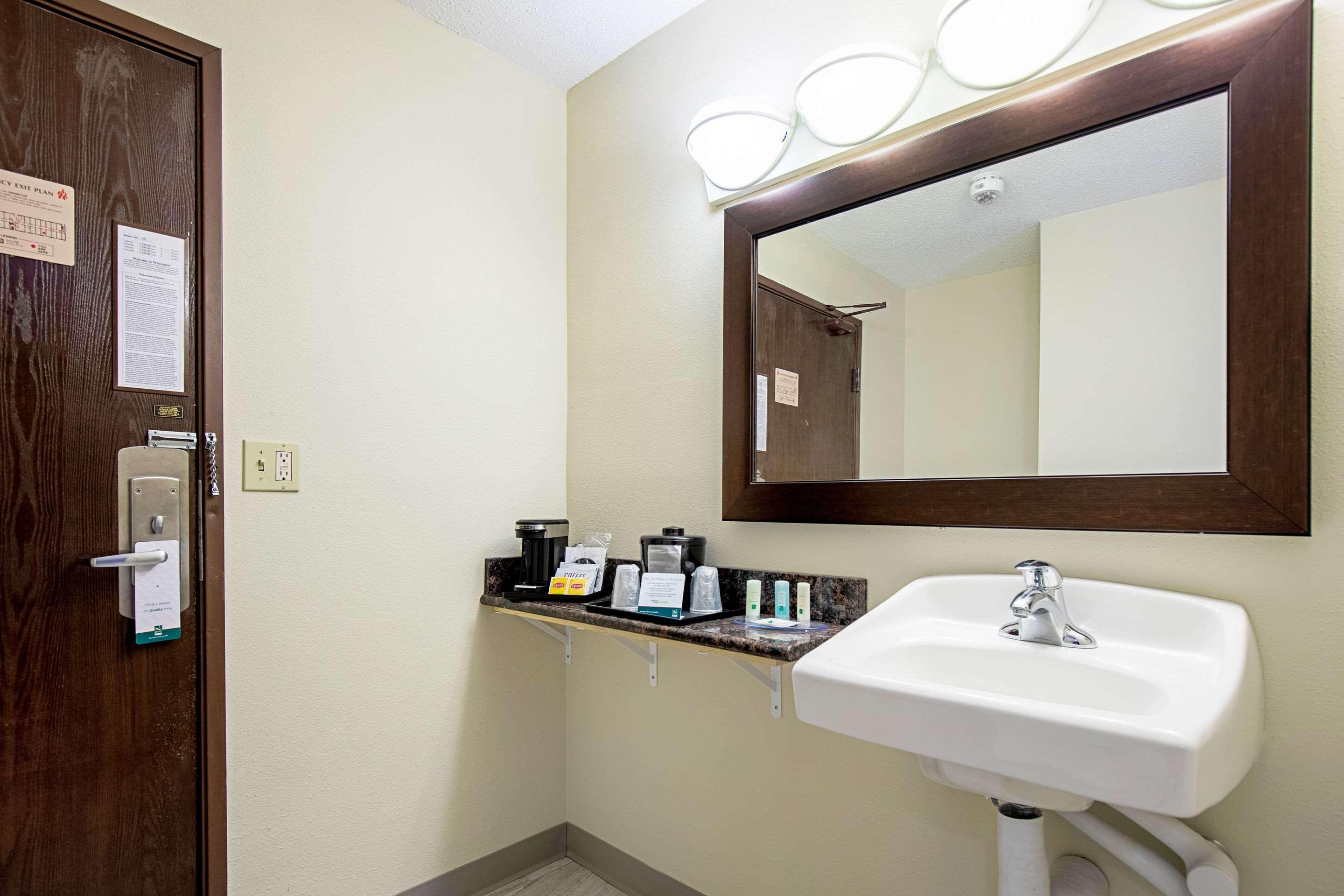 Quality Inn & Suites Milwaukee Zewnętrze zdjęcie